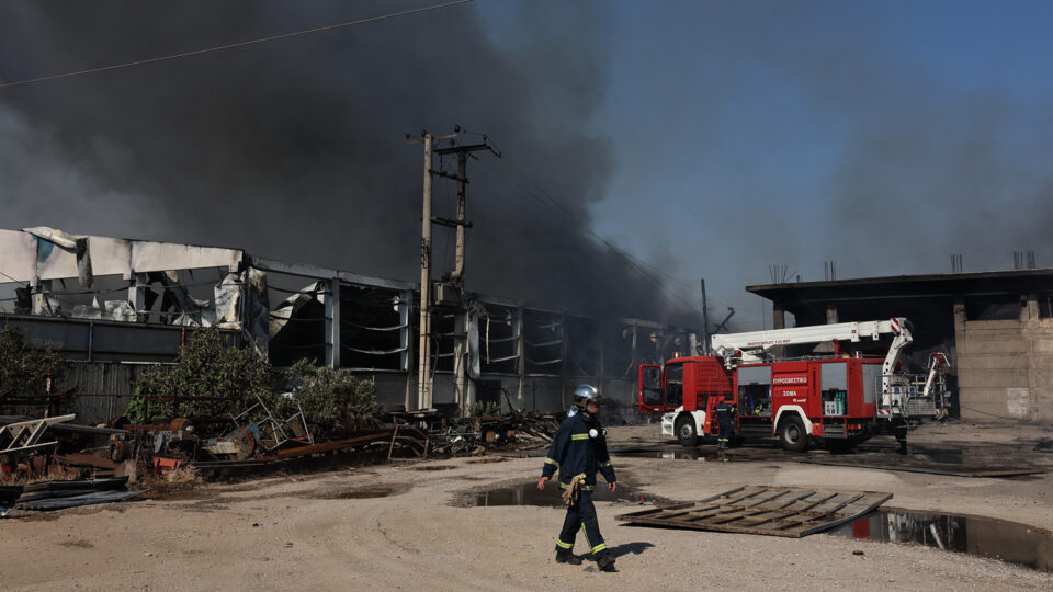 Φωτιά σε επιχείρηση στον Ασπρόπυργο – Κινητοποίηση της Πυροσβεστικής [φωτογραφίες και βίντεο]-3