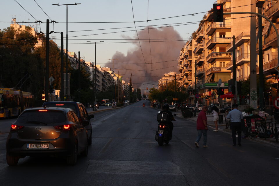 Φωτιά στο παλιό κτίριο του Μπάντμιντον στο Πάρκο Γουδή – Ηχησε το 112-5