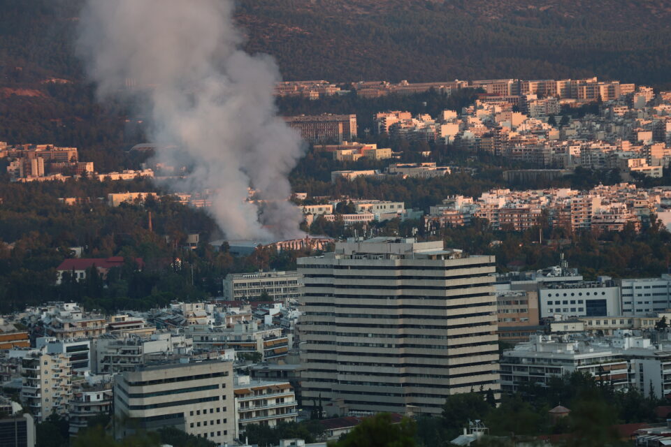 Φωτιά στο παλιό κτίριο του Μπάντμιντον στο Πάρκο Γουδή – Ηχησε το 112-6