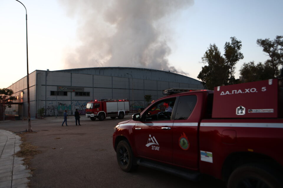 Φωτιά στο παλιό κτίριο του Μπάντμιντον στο Πάρκο Γουδή – Ηχησε το 112-2
