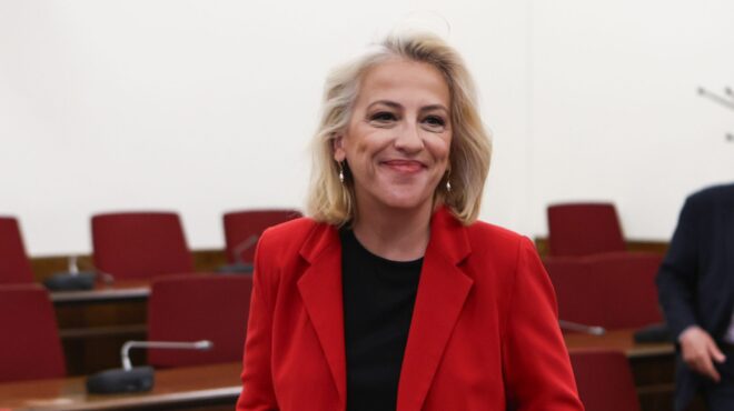 η-ρένα-δούρου-και-τυπικά-πρόεδρος-της-κ-564352990