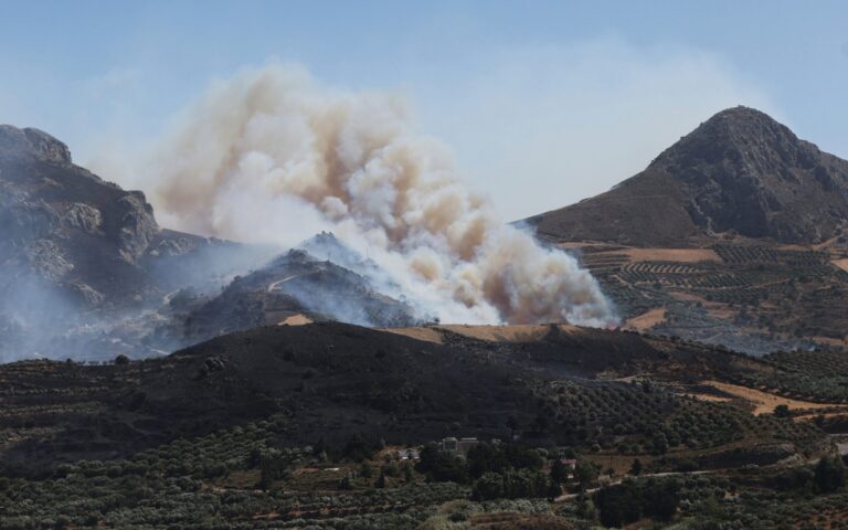 live-πυρκαγιές-μάχη-με-τις-φλόγες-και-τα-μ-564375799