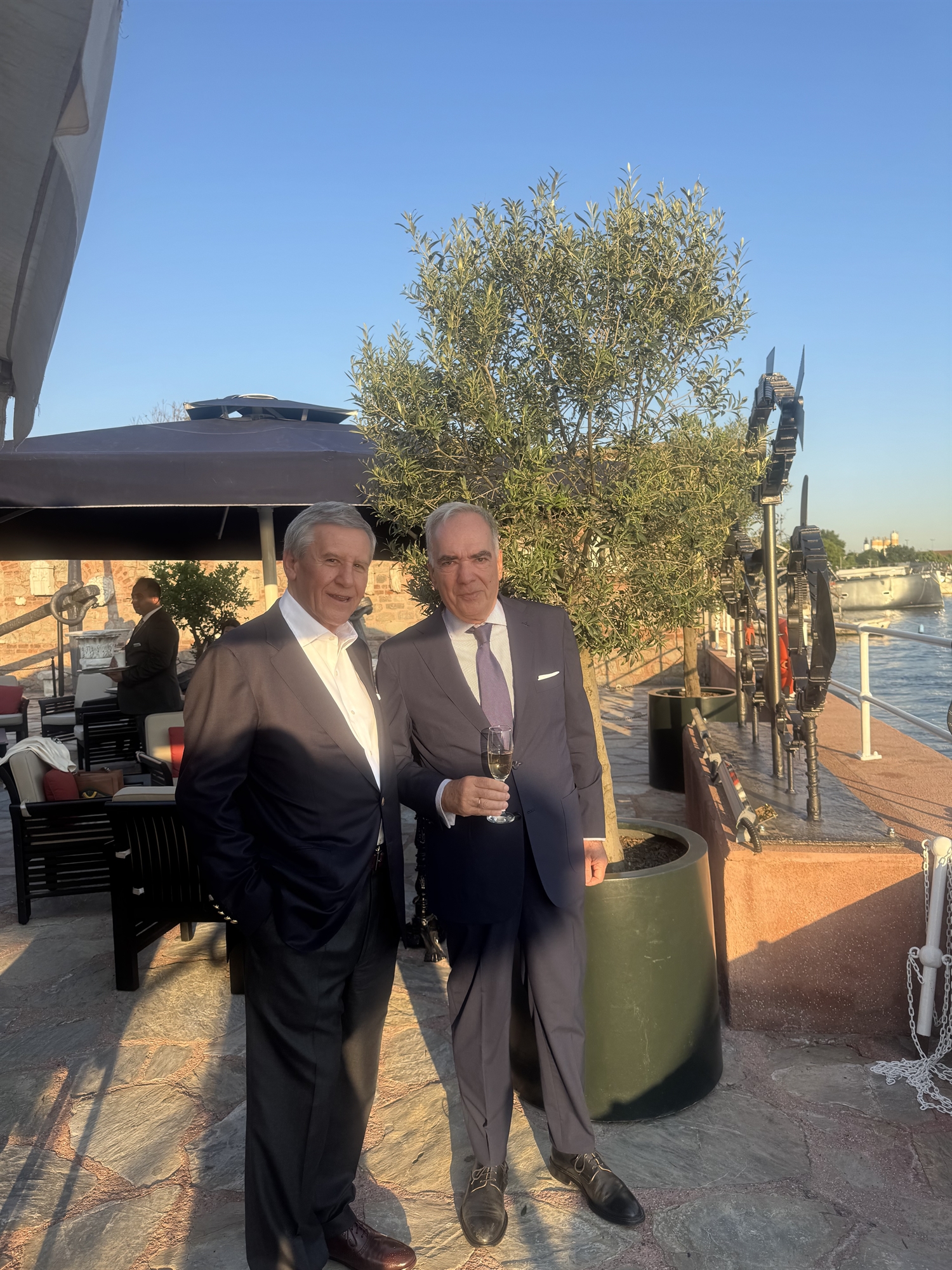 Τρεις γενιές ελληνοτουρκικής φιλίας. Ο Ραχμί Κοτς τίμησε τον Νίκο Βερνίκο στον Βόσπορο-1