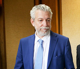 Θεωρείο: «Απόδραση» στην Ευρωβουλή-1