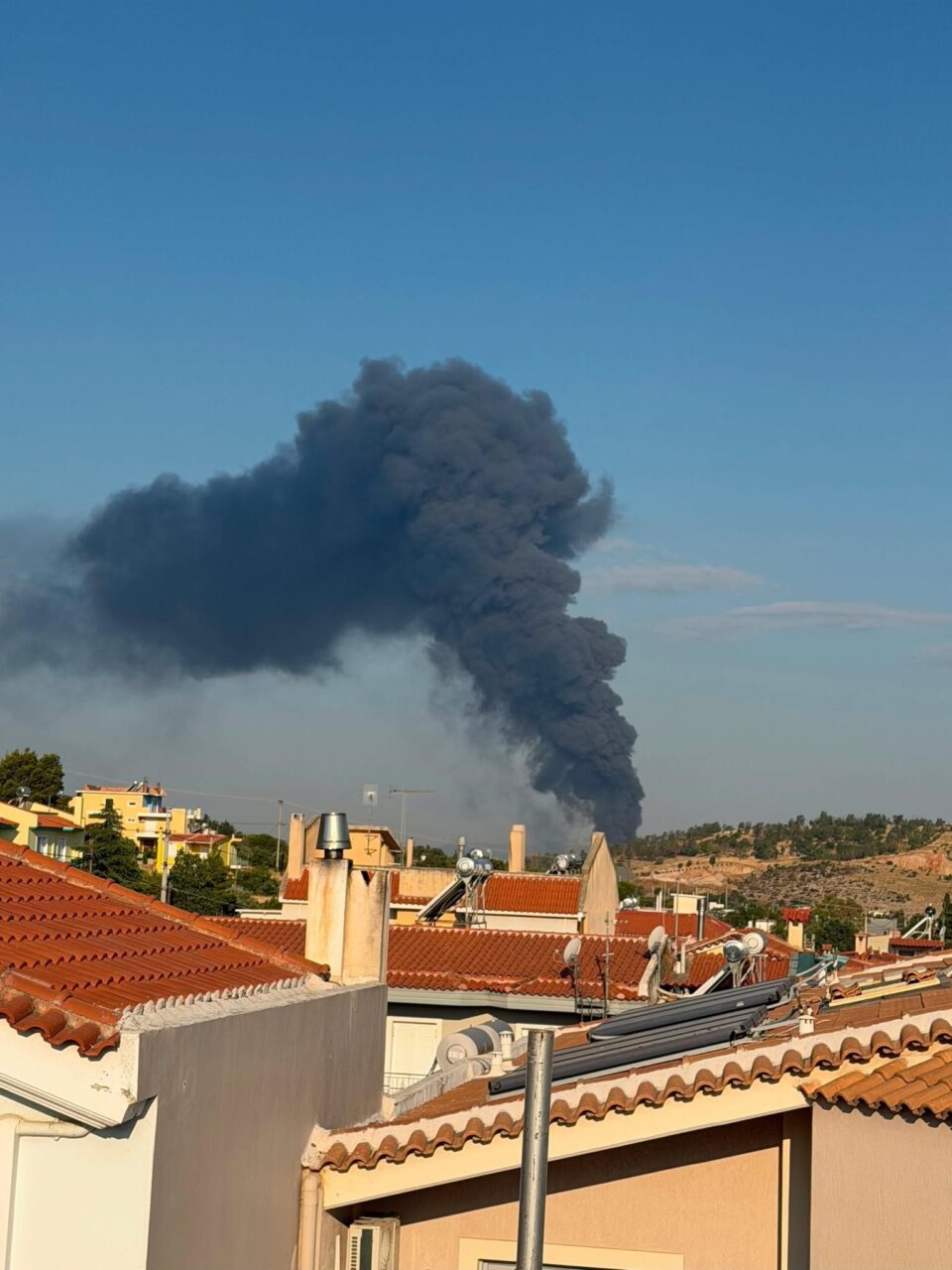 Φωτιά σε επιχείρηση στον Ασπρόπυργο – Κινητοποίηση της Πυροσβεστικής [φωτογραφίες και βίντεο]-1