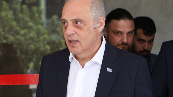 εντός-και-εκτός-συνωστισμός-στα-δεξιά-564374428