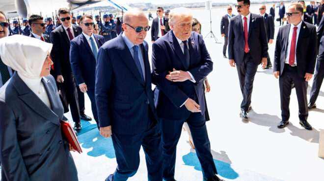 διάλογοι-στην-κ-οι-ύμνοι-τραμπ-στην-τ-564334060