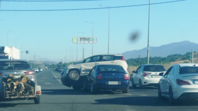 τροχαίο-στα-ιωάννινα-ι-χ-κατέληξε-πάνω-564331666