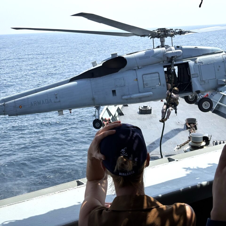 O Eλληνας διοικητής της επιχείρησης «Ασπίδες» υποδέχθηκε την Κάγια Κάλλας-2