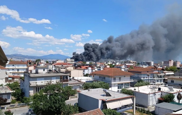 Μεγάλη φωτιά τώρα στο Καλοχώρι Θεσσαλονίκης – Καίγεται επιχείρηση, ήχησε το 112-1