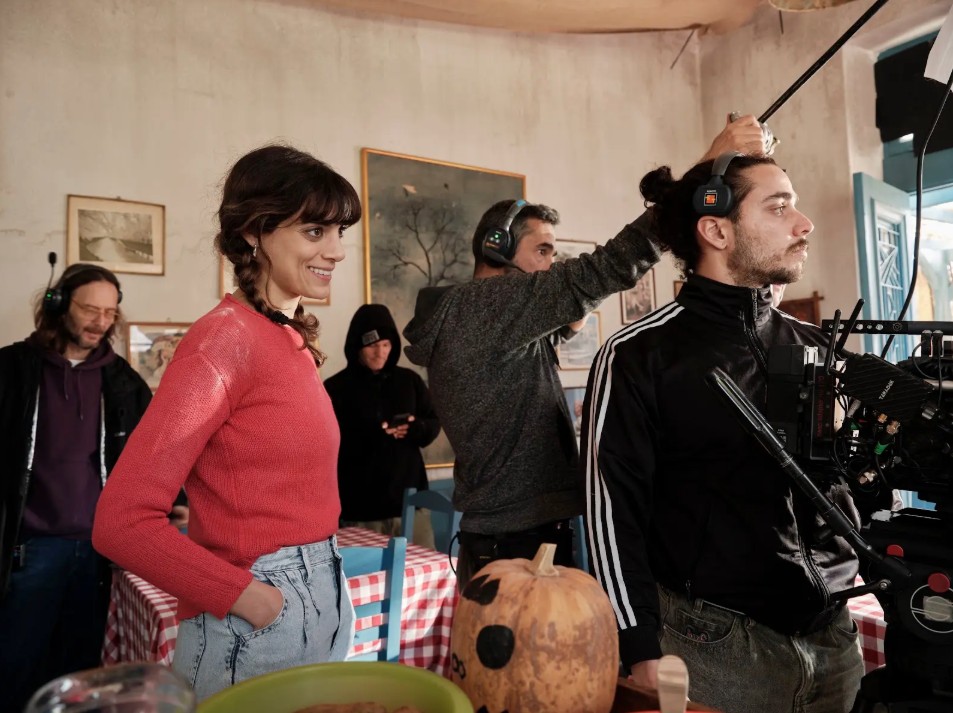 «Κάμπινγκ»: Νέες backstage φωτογραφίες από τα γυρίσματα-2
