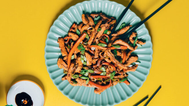 κοτόπουλου-φιλέτο-stir-fry-με-λαχανικά-και-χυ-564321613
