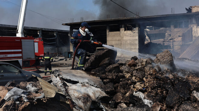 φωτιά-στον-ασπρόπυργο-η-στιγμή-της-έκρ-564333958