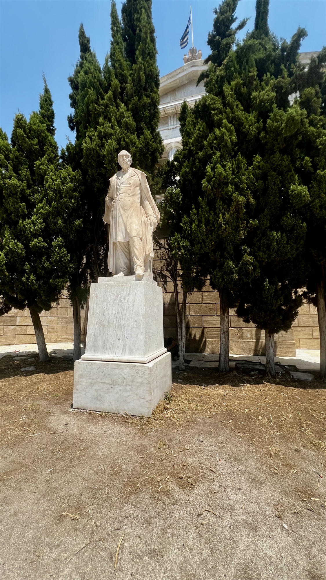 Η ιστορική έδρα της Εθνικής Βιβλιοθήκης στο έλεος της ανομβρίας και της παρακμής-3