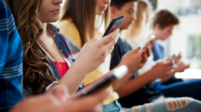 παιδιά-και-smartphones-βάζοντας-όρια-στο-scrolling-του-κ-564339109