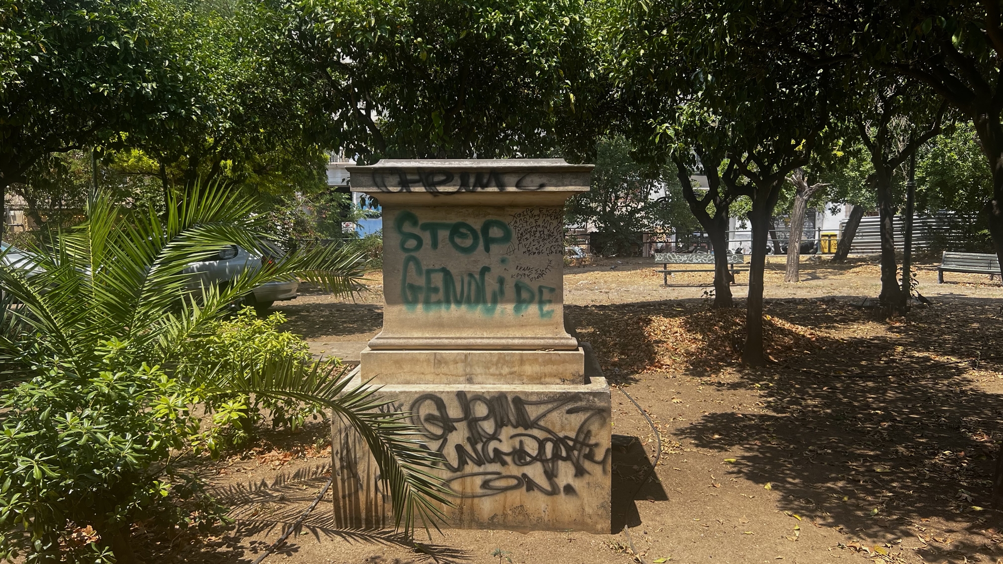 Η ιστορική έδρα της Εθνικής Βιβλιοθήκης στο έλεος της ανομβρίας και της παρακμής-4