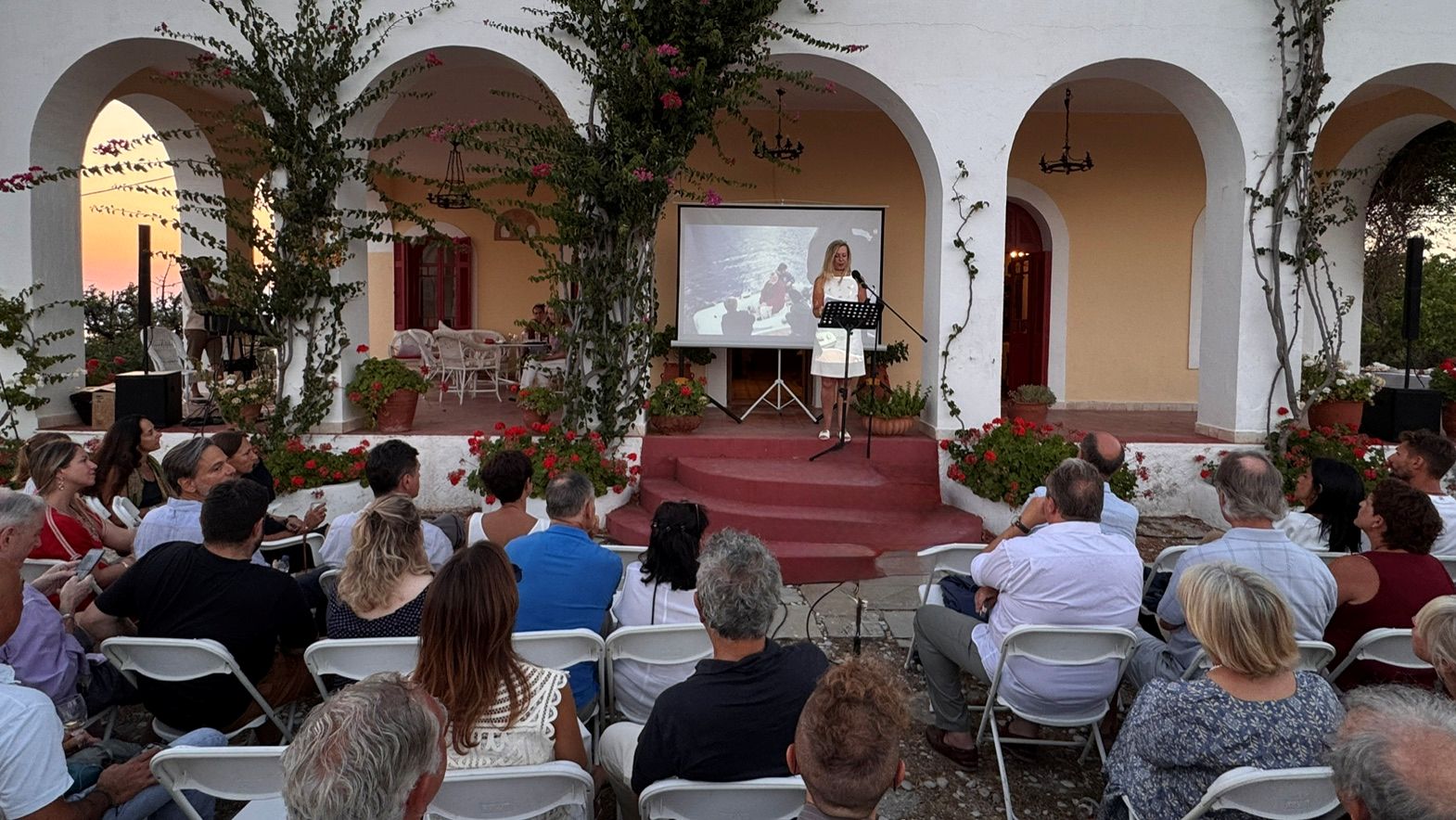 Η επιστροφή του «Μάγου» Τζον Φόουλς στις Σπέτσες-1
