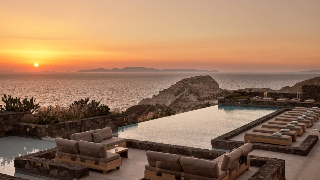 πέρα-από-την-καλντέρα-eνα-resort-της-σαντορί-564336706