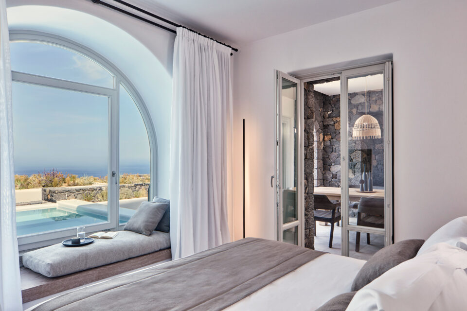 Πέρα από την Καλντέρα: Eνα resort της Σαντορίνης στα καλύτερα του κόσμου-2