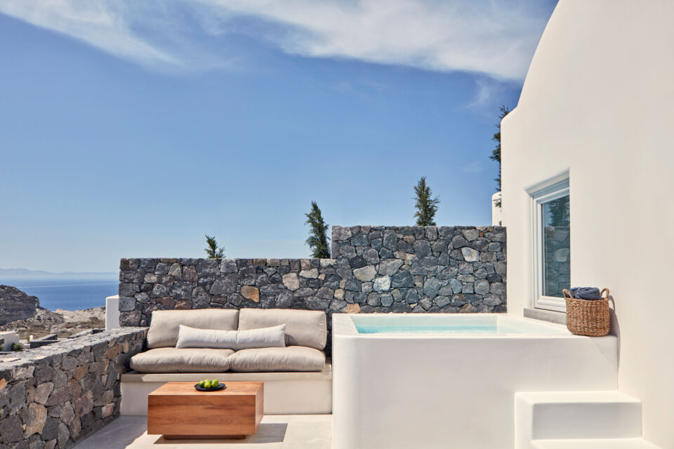 Πέρα από την Καλντέρα: Eνα resort της Σαντορίνης στα καλύτερα του κόσμου-3