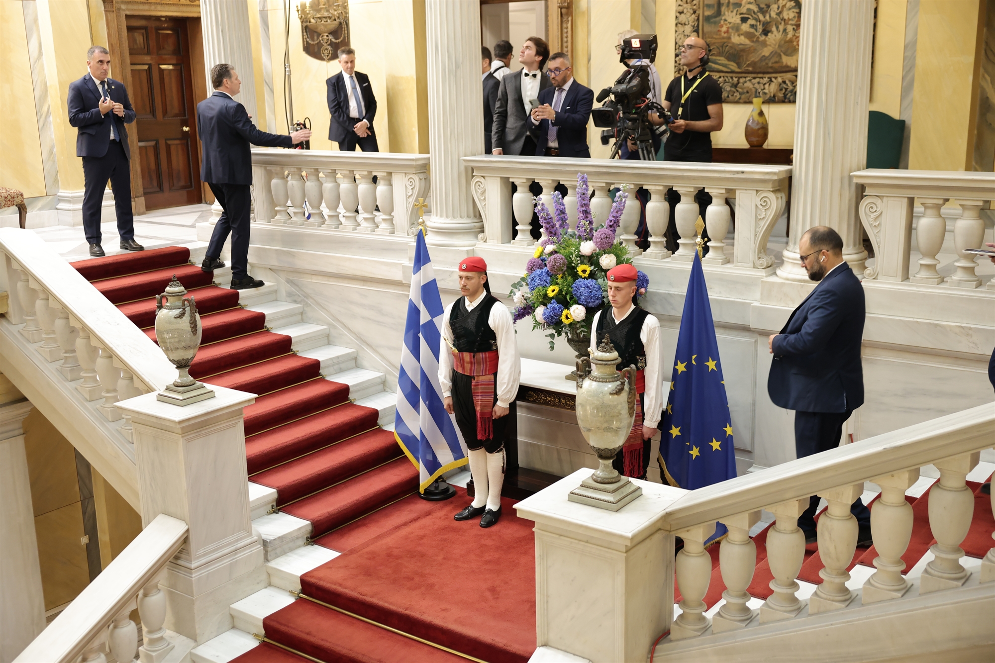 Μετά το μπουρίνι: μια «ποιητική» δεξίωση για την αποκατάσταση της δημοκρατίας-3