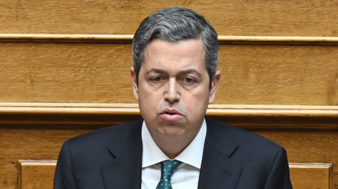εντός-και-εκτός-το-κουμπί-της-εξόδου-564329395