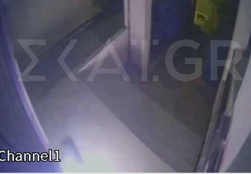 Θεσσαλονίκη: Η στιγμή που ο δράστης αφήνει τα γκαζάκια στο σπίτι του Σάββα Αναστασιάδη-2