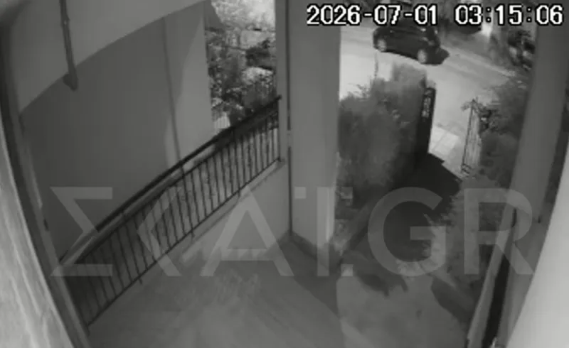Θεσσαλονίκη: Η στιγμή που ο δράστης αφήνει τα γκαζάκια στο σπίτι του Σάββα Αναστασιάδη-1