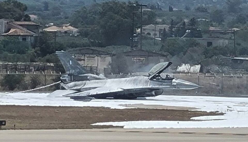 Καρέ καρέ η αναγκαστική προσγείωση – Το F-16 σύρθηκε στον διάδρομο-1