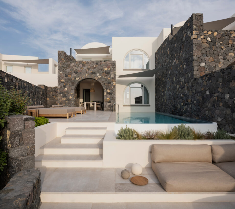 Πέρα από την Καλντέρα: Eνα resort της Σαντορίνης στα καλύτερα του κόσμου-1