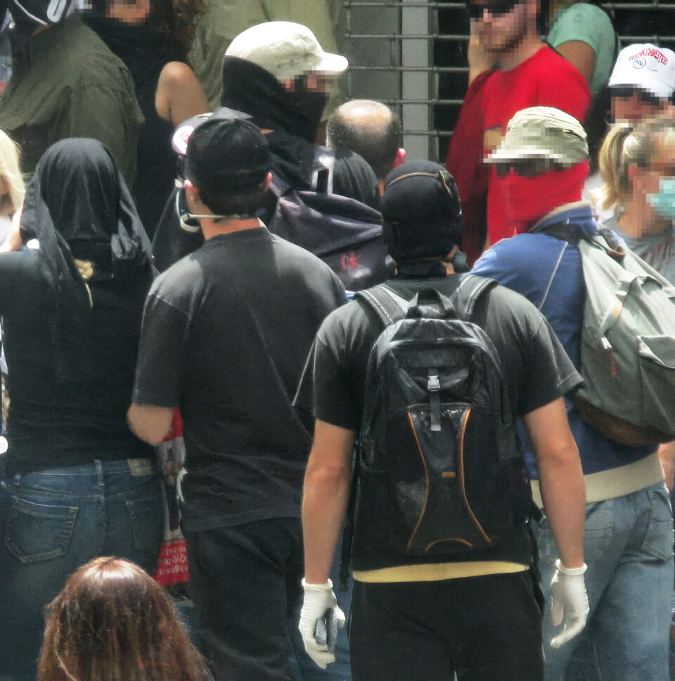 Marfin: Το κόκκινο έμβλημα και το φερμουάρ – Πώς η ΕΛ.ΑΣ. ταυτοποίησε τους υπόπτους-2
