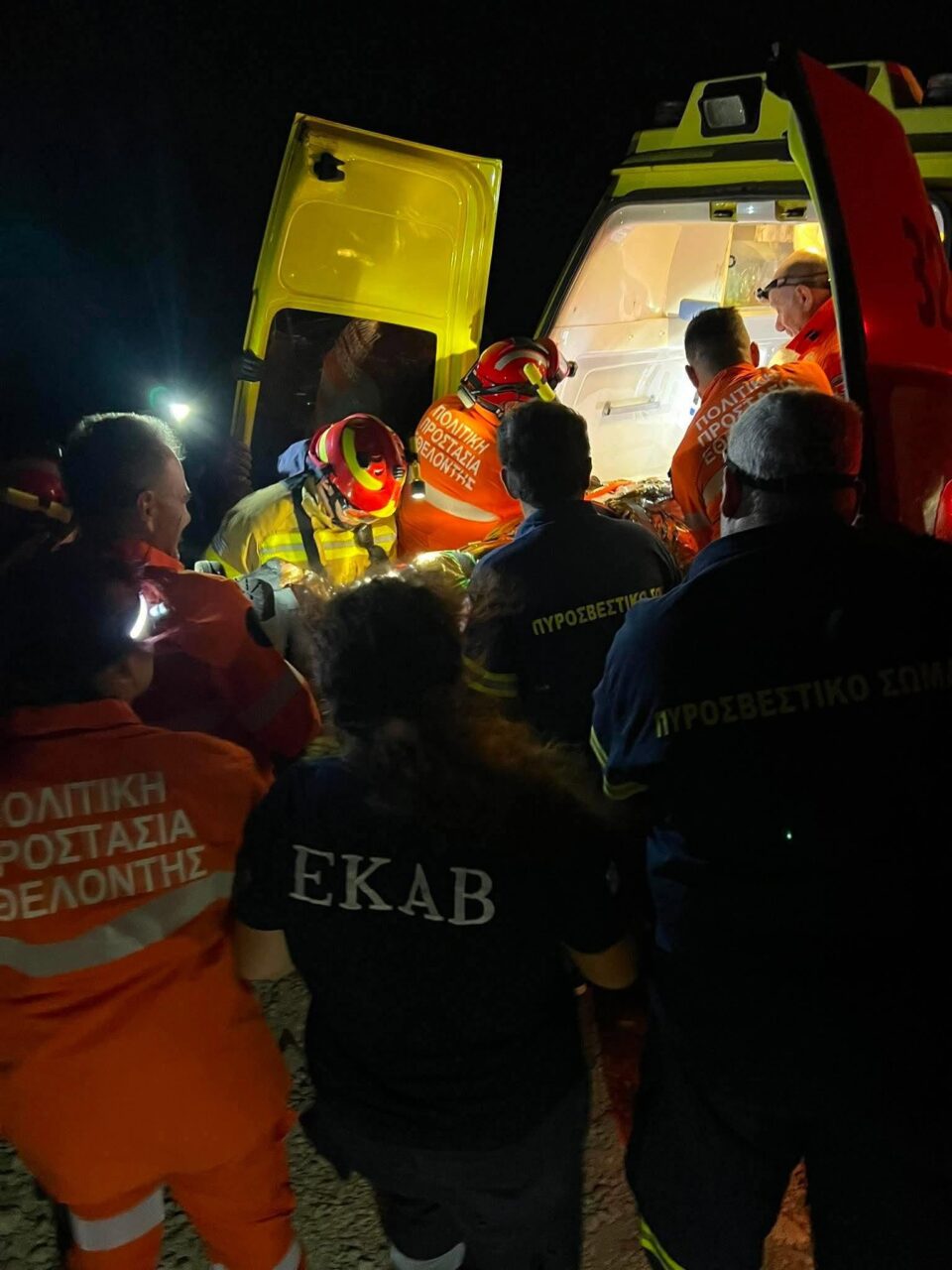 Εθελοντές πυροσβέστες στην Κρήτη: «Η τελευταία σκέψη πριν κλείσεις την πόρτα είναι αν θα ξαναδείς την οικογένειά σου»-1