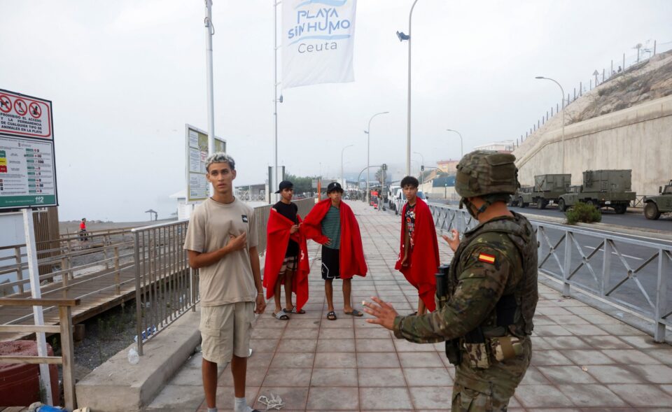 Πώς η Ισπανία αιφνιδιάστηκε από την κρίση στη Θέουτα – «Πέρασαν 50.000 άνθρωποι σε 25 ώρες»-4