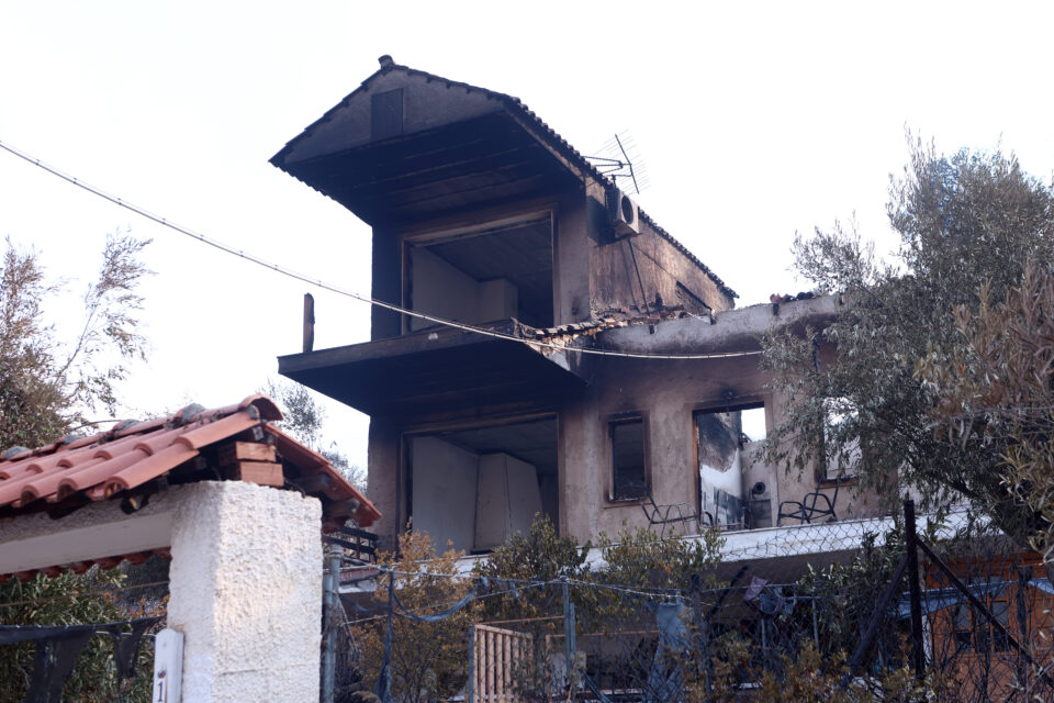 Πόρτο Γερμενό: Εικόνες καταστροφής μετά την πυρκαγιά – Οι κάτοικοι μετρούν πληγές-7
